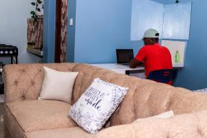 Μια τηλεόραση ή/και κέντρο ψυχαγωγίας στο Velora Suites Kilifi +10 φωτογραφίες