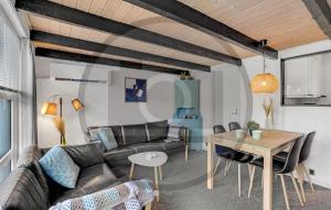 una sala de estar con un sofá y una mesa en Gorgeous Apartment In Hemmet With Sauna, en Falen