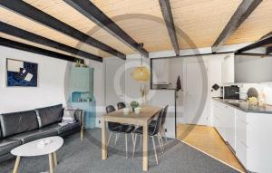 una sala de estar con un sofá y una mesa en Gorgeous Apartment In Hemmet With Sauna, en Falen