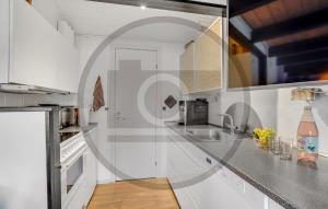 cocina blanca con encimera y fregadero en Gorgeous Apartment In Hemmet With Sauna, en Falen