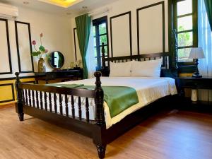 Un dormitorio con una cama grande con suelo de madera. en ANN GARDEN RETREAT Cat Ba, en Cat Ba 36 fotos más
