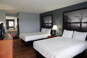 Postel nebo postele na pokoji v ubytování Americas Best Value Inn Yukon + 17 fotografií