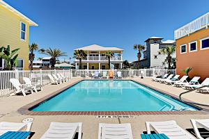 Mustang BeachにあるThe Crystal Troutのラウンジチェア付きのスイミングプール、家