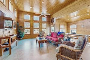 Mustang BeachにあるThe Crystal Troutのリビングルーム(赤いソファ、椅子付)