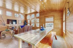 Mustang BeachにあるThe Crystal Troutの木製のテーブルと椅子が備わる木造の客室です。
