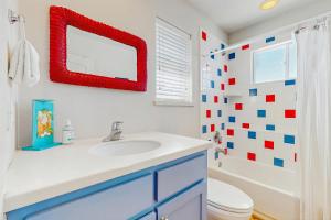 Mustang BeachにあるThe Crystal Troutのバスルーム(白い洗面台、赤い鏡付) +16枚の写真