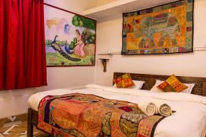 um quarto com duas camas e uma pintura na parede em Jaswant Bhawan The Heritage Haveli em Jodhpur mais 41 fotografias