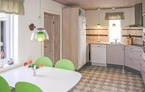 Kuchyň nebo kuchyňský kout v ubytování 3 Bedroom Awesome Home In Bagenkop