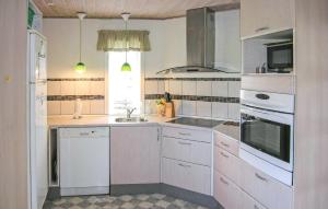 Kuchyň nebo kuchyňský kout v ubytování 3 Bedroom Awesome Home In Bagenkop