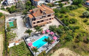 eine Luftaufnahme eines Hauses mit Swimmingpool in der Unterkunft Amazing Apartment In Ricadi in San Nicolò