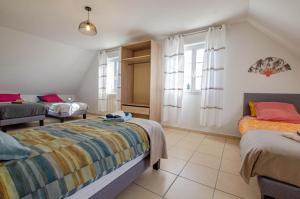 Un dormitorio con dos camas y una ventana en Le charles augustin, en Lusigny-sur-Barse