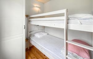 Gorgeous Home In Byxelkrok With Wifi في بيكسلكروك: غرفة بها سريرين بطابقين