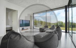 Μια τηλεόραση ή/και κέντρο ψυχαγωγίας στο Beautiful Home In Knebel With Sauna