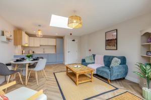 una sala de estar con un sofá y una mesa en 3 Bed in Shanklin oc-w33402, en Shanklin