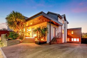 ein Haus mit Palmen davor in der Unterkunft 3 Bed in Shanklin oc-w33402 in Shanklin