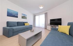 TV a/nebo společenská místnost v ubytování Stunning Home In Privlaka