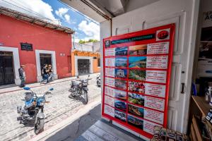 アンティグア・グアテマラにあるAmura Hostel - Antigua Guatemalaの二輪車の建物側の看板