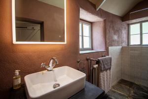 Vannituba majutusasutuses Manor Cottage at Cusgarne Manor adults only +13 fotot