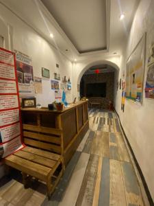 アンティグア・グアテマラにあるAmura Hostel - Antigua Guatemalaのレストランのベンチ付き待合室 +23枚の写真