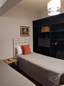 a bedroom with a bed and a black headboard at CASABLANCA CATAMARCA Guest House in San Fernando del Valle de Catamarca +40 photos