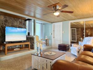 Μια τηλεόραση ή/και κέντρο ψυχαγωγίας στο Englewood Escape – Pet Friendly + Heated Pool