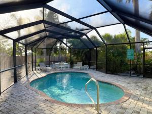 Πισίνα στο ή κοντά στο Englewood Escape – Pet Friendly + Heated Pool