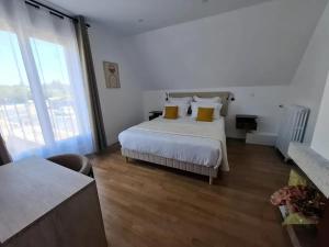 Giường trong phòng chung tại Maison spacieuse à Montebourg avec jardin