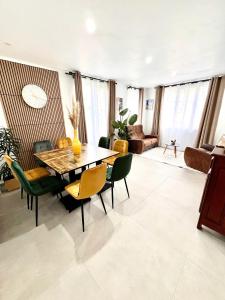 Khu vực ghế ngồi tại Maison spacieuse à Montebourg avec jardin