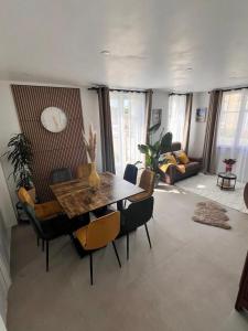 Khu vực ghế ngồi tại Maison spacieuse à Montebourg avec jardin