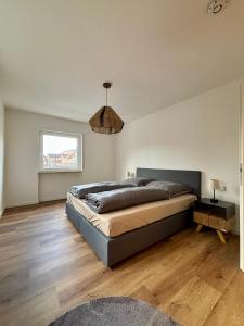 a bedroom with a large bed and a window at NEW! StayPfalz Apartment - 3 Zimmer & Parkplatz in Neustadt an der Weinstraße