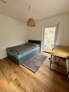 a bedroom with a bed and a window at NEW! StayPfalz Apartment - 3 Zimmer & Parkplatz in Neustadt an der Weinstraße