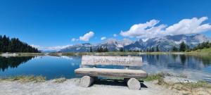 una panchina di legno seduta di fronte a un lago di by franz a Kirchberg in Tirol Altre 6 foto