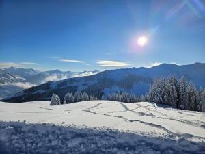 una montagna innevata dal sole nel cielo di by franz a Kirchberg in Tirol