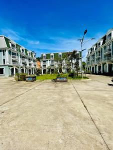 an empty parking lot in front of apartment buildings at lalahouse6 in Khu Chi Lăng +37 photos