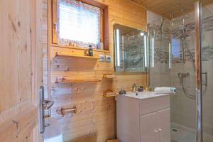 a bathroom with a toilet and a sink and a shower at Rdc 110 m2 - Très proche des pistes in La Toussuire