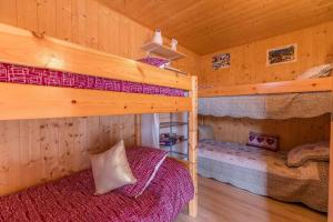 a bedroom with two bunk beds in a cabin at Rdc 110 m2 - Très proche des pistes in La Toussuire