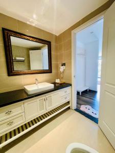 a bathroom with a sink and a mirror at lalahouse6 in Khu Chi Lăng