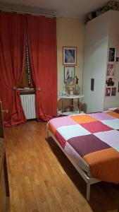 Un dormitorio con una cama y una cortina roja. en Il Timo, en Capannori