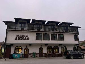 a building with a balcony on top of it at Къща за гости Динас in Zmeitsa