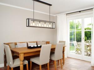 une salle à manger avec une table et des chaises en bois dans l'établissement Drosselhues-Sued, à Kampen