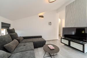 a living room with a couch and a table at App Royal 3 in Kaštelina