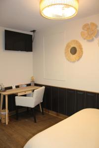 a room with a desk and a table with a chair at OrigiNell - EmotioNell B&B in Ouffet