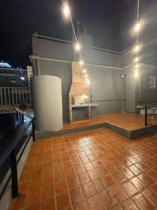 een kamer met een tafel op een dak 's nachts bij Calma 1939 in Villa Carlos Paz