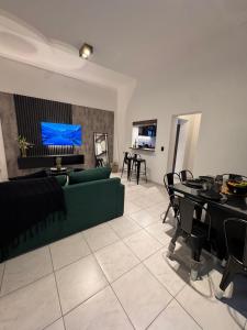 een woonkamer met een groene bank en een tafel bij Calma 1939 in Villa Carlos Paz