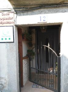 una entrada a un edificio con una puerta en Casa Rural Roquemar, en Guijo de Granadilla