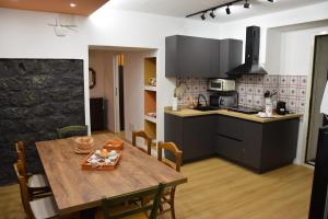 Kuchyň nebo kuchyňský kout v ubytování Papà Vulcano - Oasi di Pietra