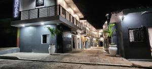 an empty alley with two plants in white vases at Hotel Sweet Dreams in La Unión