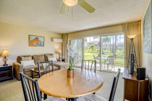 un salon avec une table et un canapé dans l'établissement Pono Kai Resort J101, à Kapaa