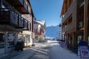 een lege straat in een stad met gebouwen bij Ski Center Alpine Houses A5 in Levi