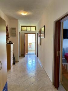 een gang met een deur die naar een kamer leidt bij Mile Ferienhaus in Rab +27 foto's